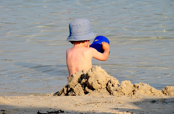 Château de sable à la plage