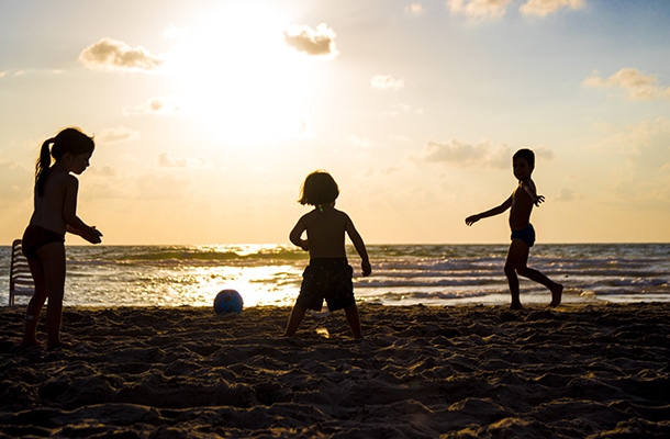 Jeu de ballon sur la plage