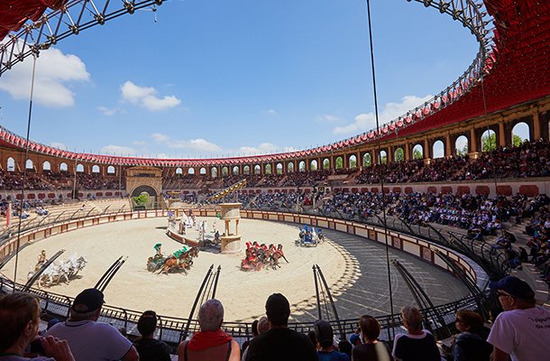 Le signe du triomphe au Puy du Fou