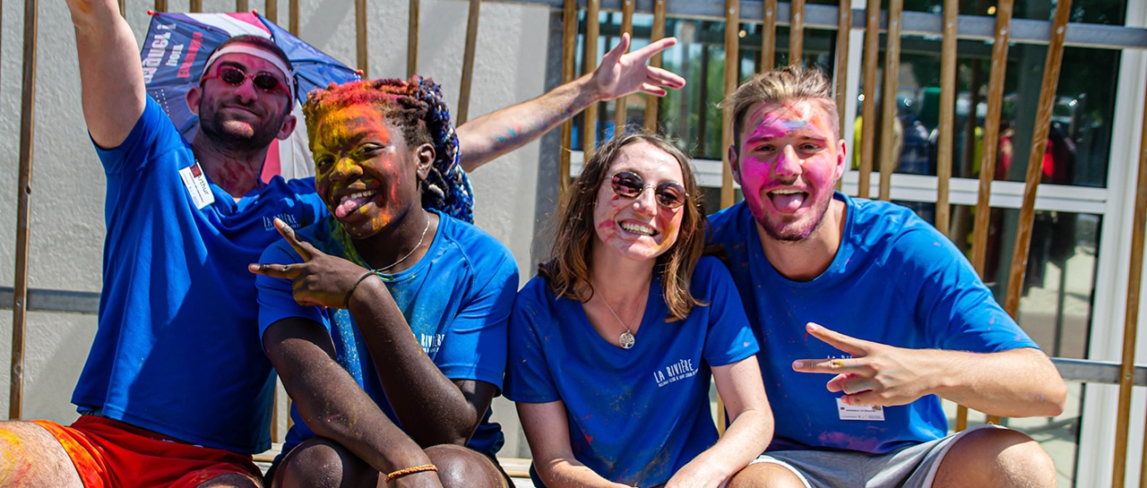 Les animateurs saupoudrés de la tête aux pieds après le Holi Flash.