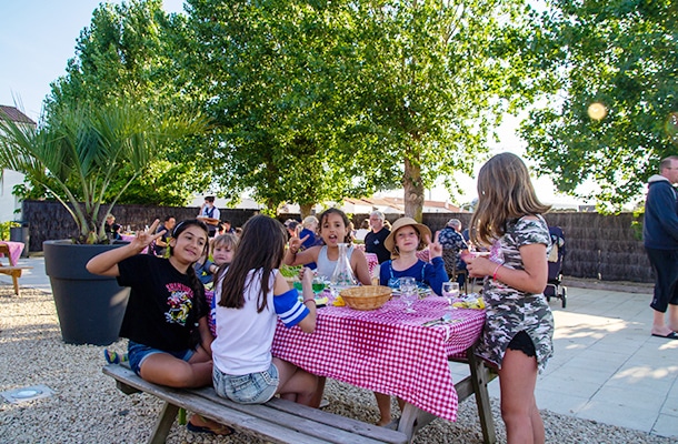 Barbecue convivial en extérieur