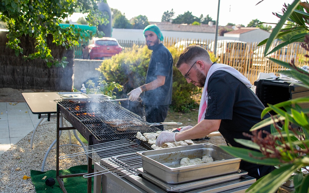 Les cuisiniers en pleine phase de cuisson pour le Barbecue.