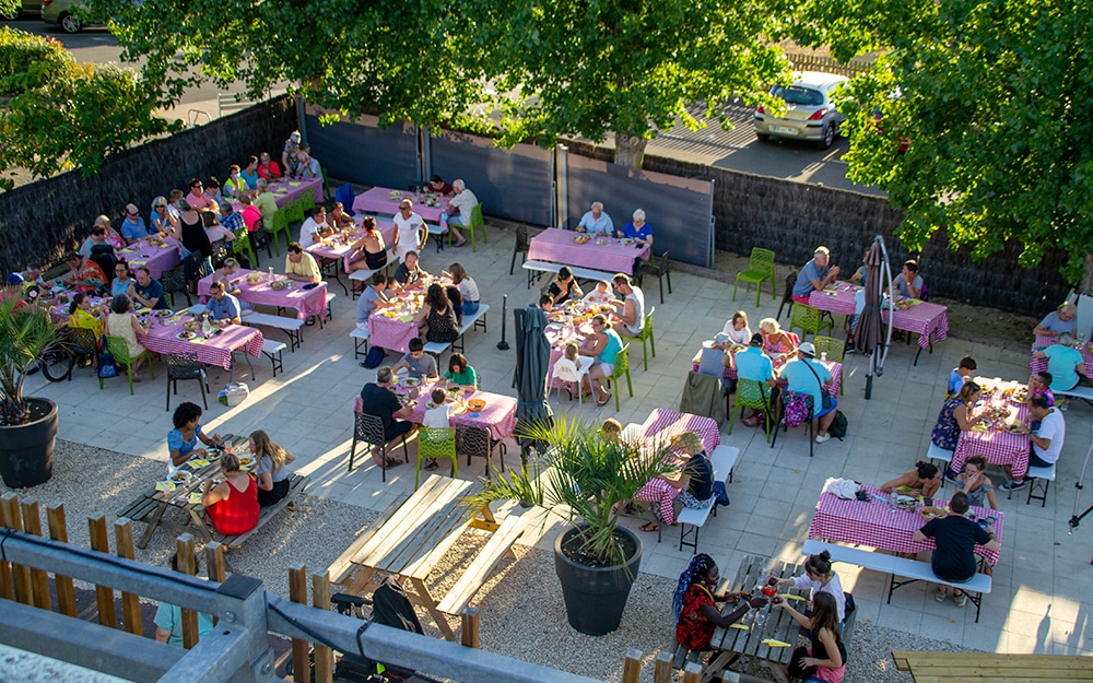 Un barbecue en extérieur sur la terrasse de la Rivière