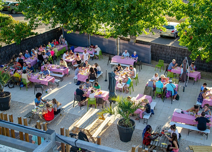 Un barbecue en extérieur sur la terrasse de la Rivière