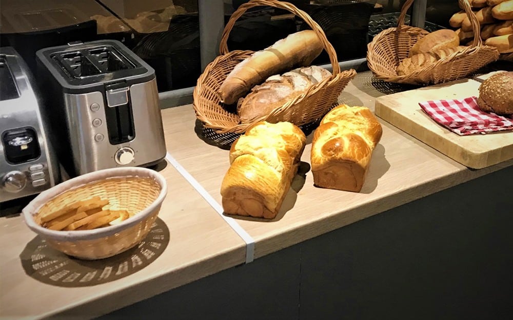 Petit déjeuner de produits locaux avec les bons pains de notre boulanger, producteur local