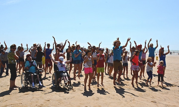 Flash mob en groupe sur la plage