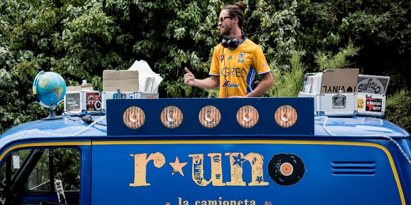 DJ R UNO, l'instigateur de "La Guinguette Ensablée". 