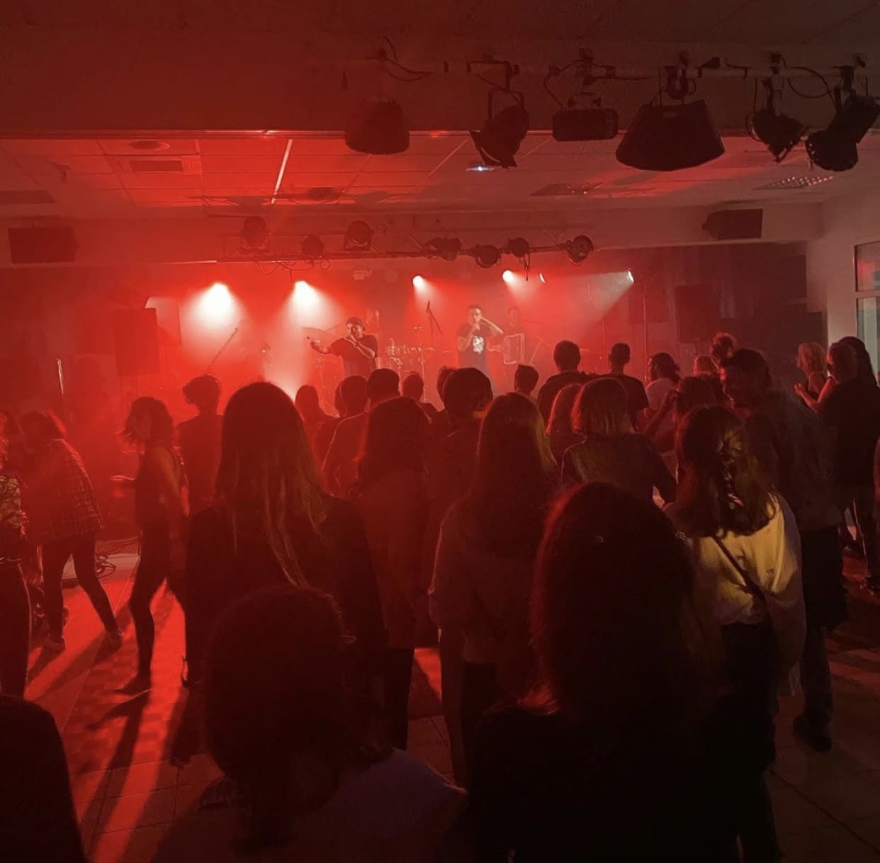 Foule devant le concert de Sidi Wacho au village club La Rivière à St Jean de Monts.