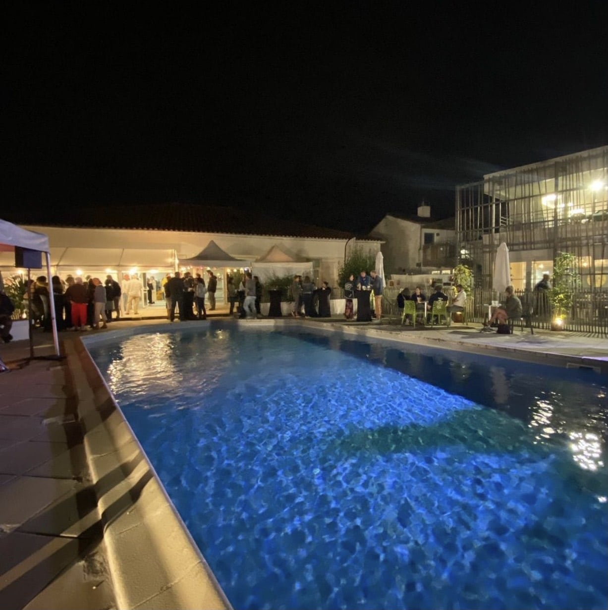 Soirée cocktail autour du la piscine du village club La Rivière à St Jean de Monts.