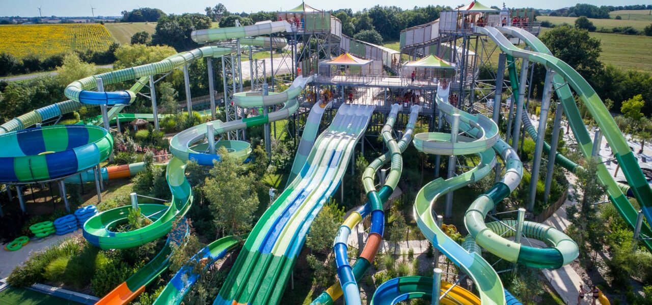 Parc aquatique "O'Gliss Park", et ses nombreux toboggan. 